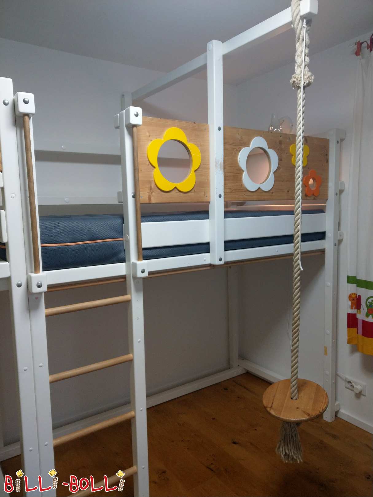 Lit mezzanine blanc avec planche à fleurs (Catégorie : lit mezzanine évolutif de seconde main)